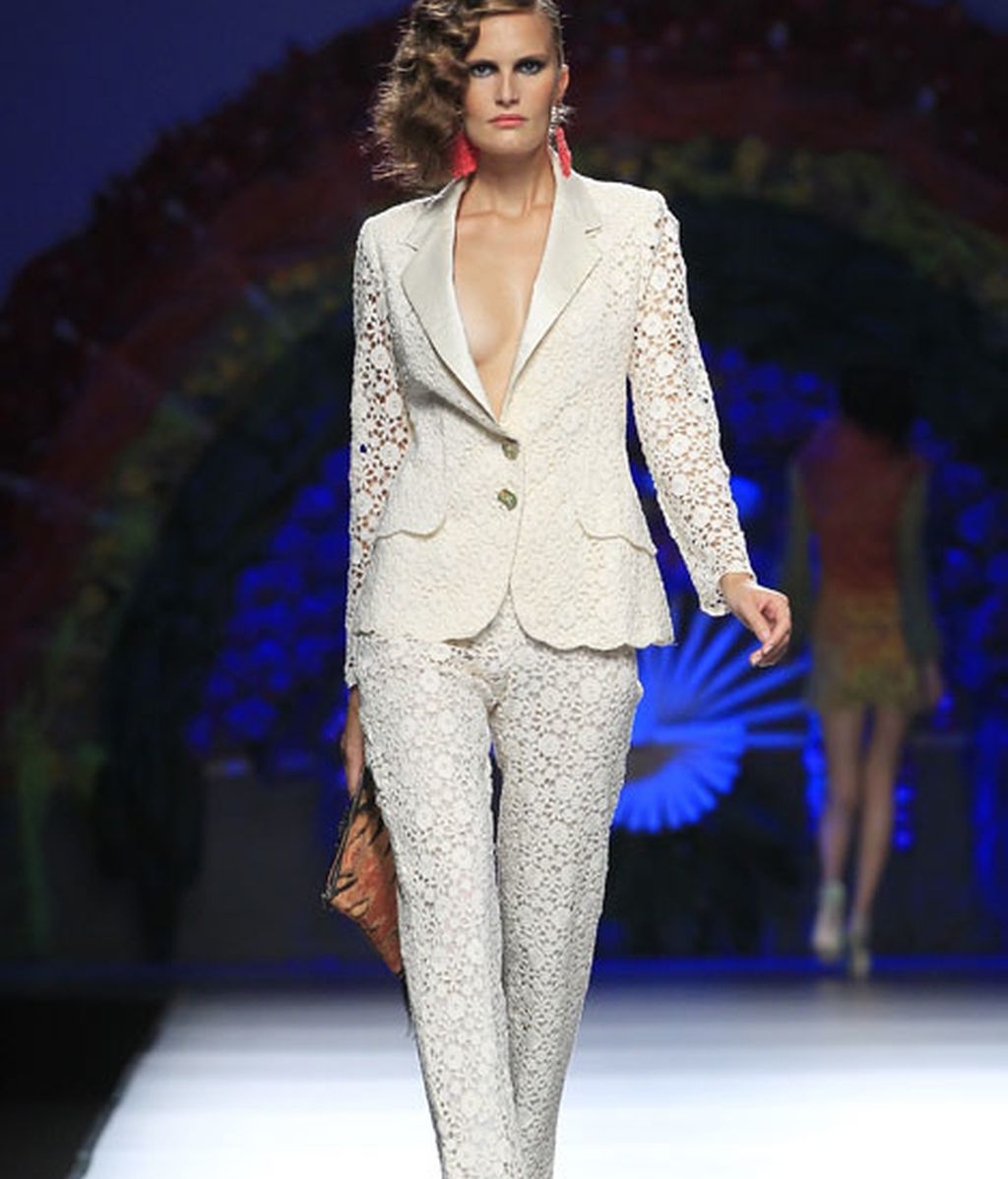 Una pasarela llena de flores y color