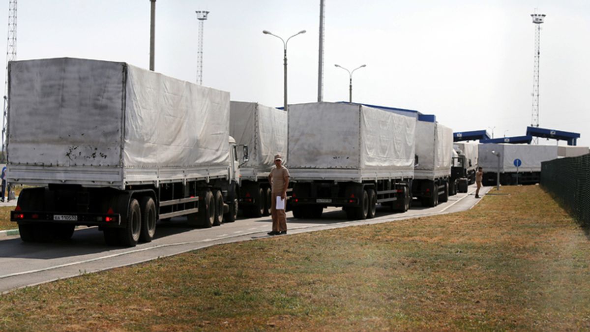 El convoy con ayuda humanitaria rusia atraviasa la frontera con Ucrania