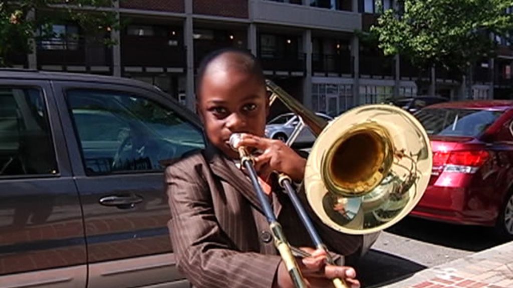 Niño tocando el trombón