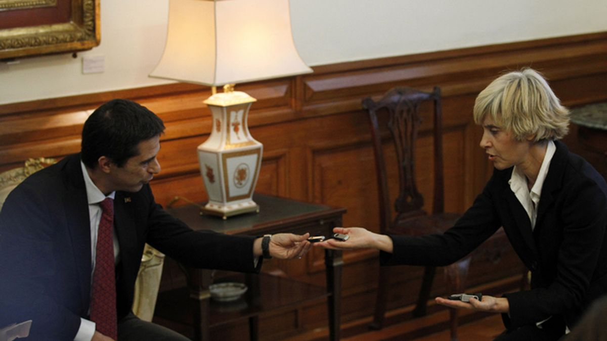 El ministro de Economía portugués, Vitor Gaspar, entrega a Assunçao Esteves, presidenta de la Asamblea de la República, el proyecto de Presupuestos para 2013