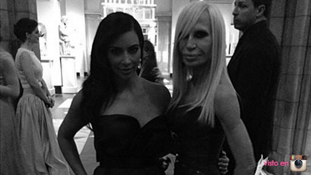 Kim Kardashian junto a Donatella Versace