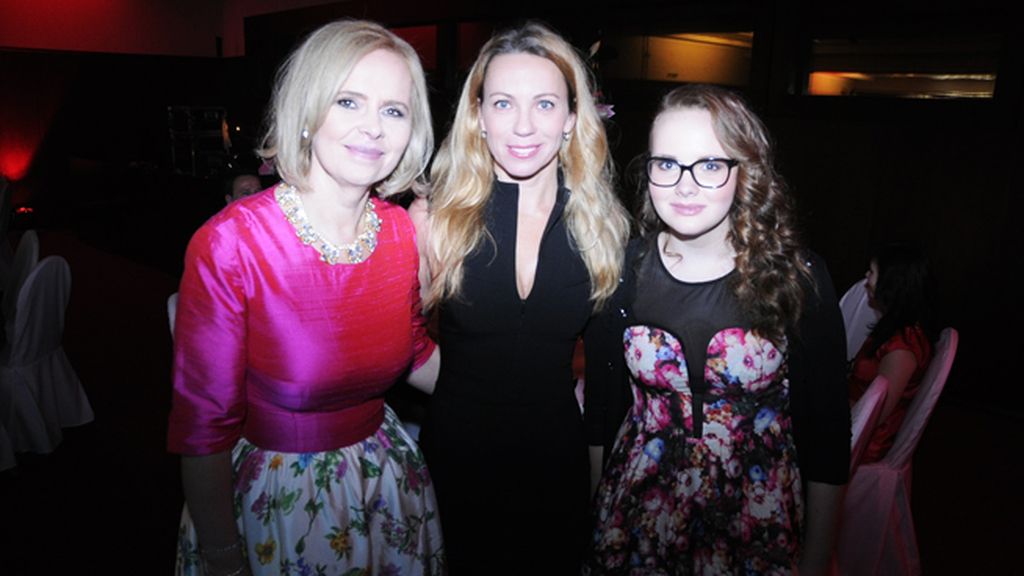 Jana Szokolayová y su hija junto a la actriz Diana Mórová