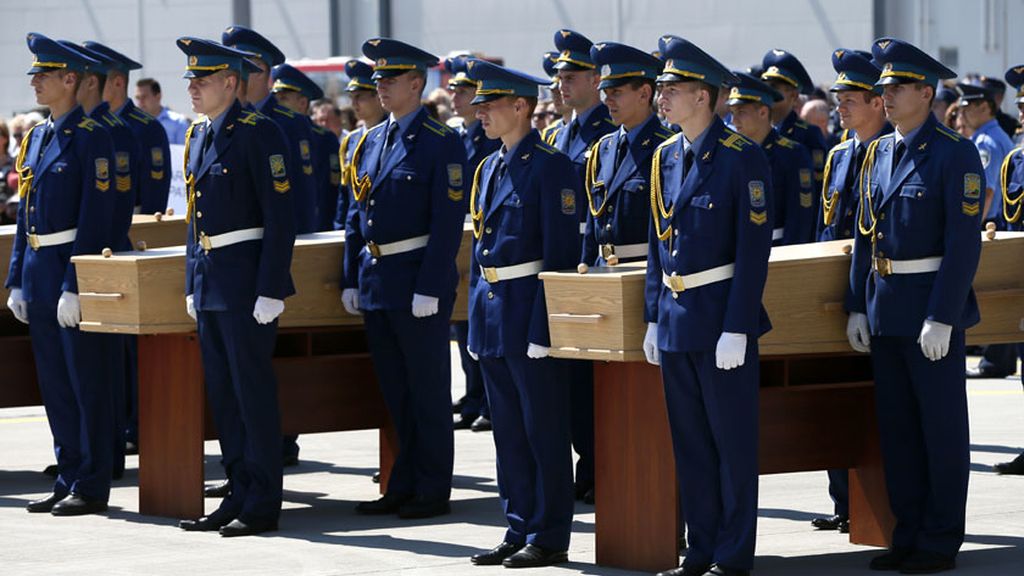 Holanda recibe con honores militares los cadáveres del MH17