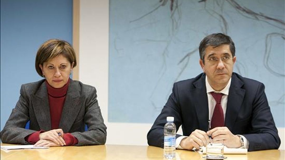 El lehendakari, Patxi López, y la ministra de Medio Ambiente, Rural y Marino, Elena Espinosa, durante la reunión que han mantenido hoy en Vitoria para tratar la "gravedad" de la situación del pesquero "Alakrana". EFE