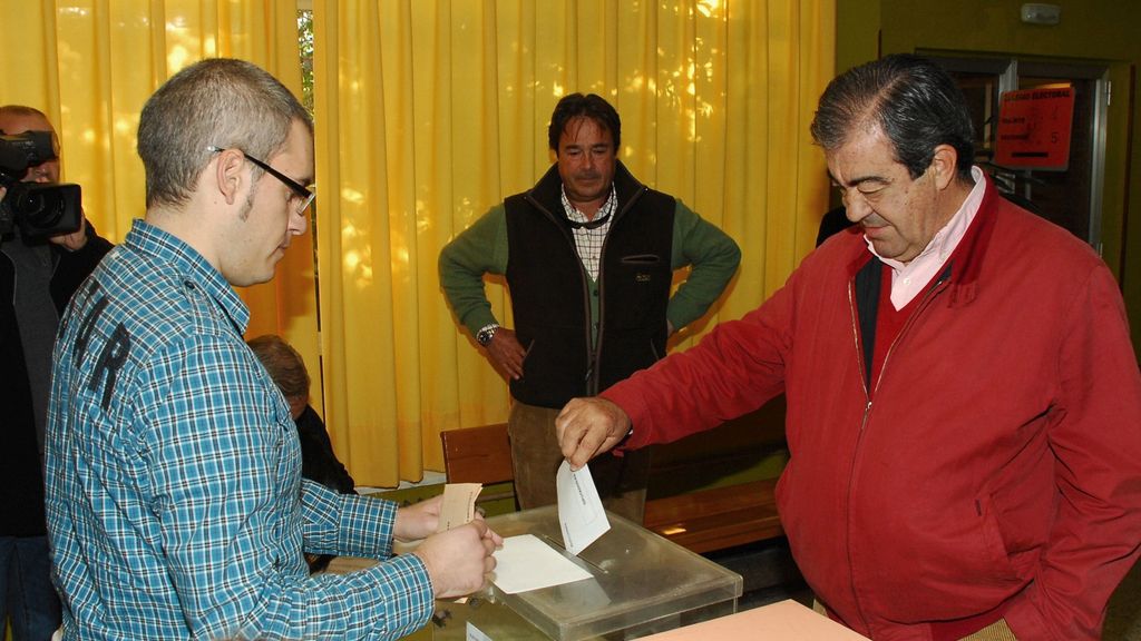 Álvarez Cascos votando