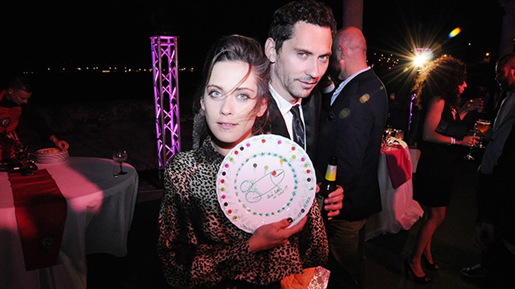 Paco León y su hermana María, que nos enseñó este original plato que le regalaron