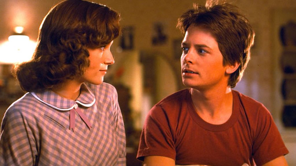 Marty McFly en la cama con Lorraine Baines en Regreso al Futuro