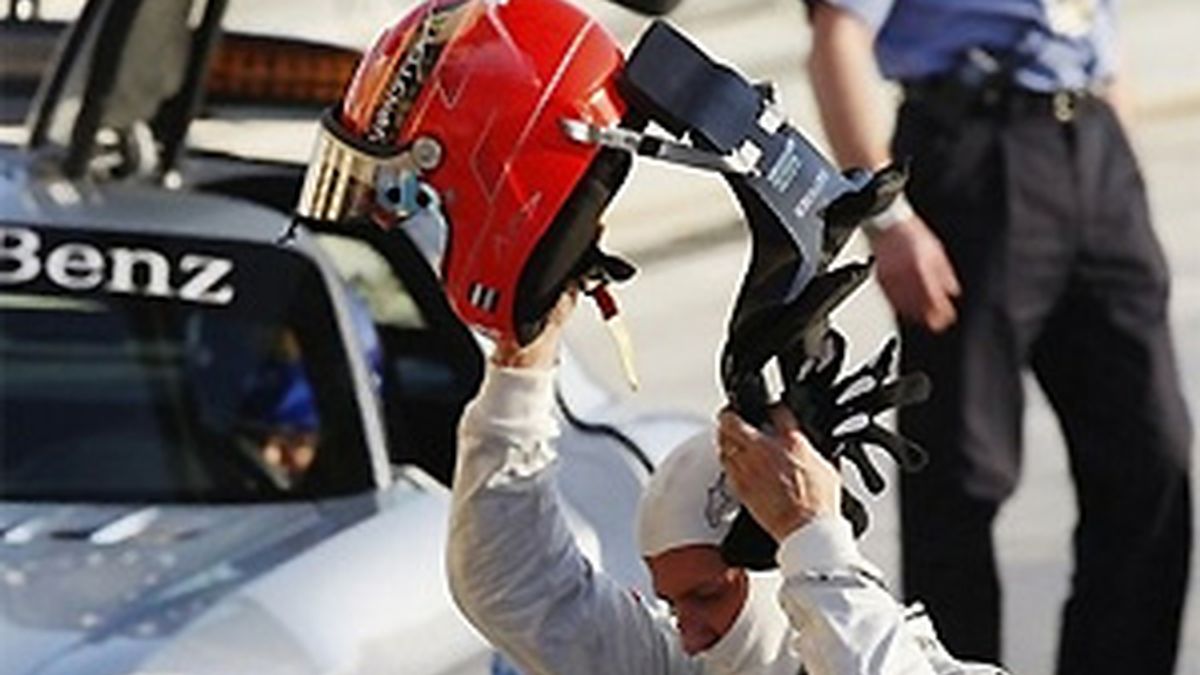 Schumacher se quita el casco al finalizar el pasado Gran Premio de Bahrein. FOTO: Archivo.