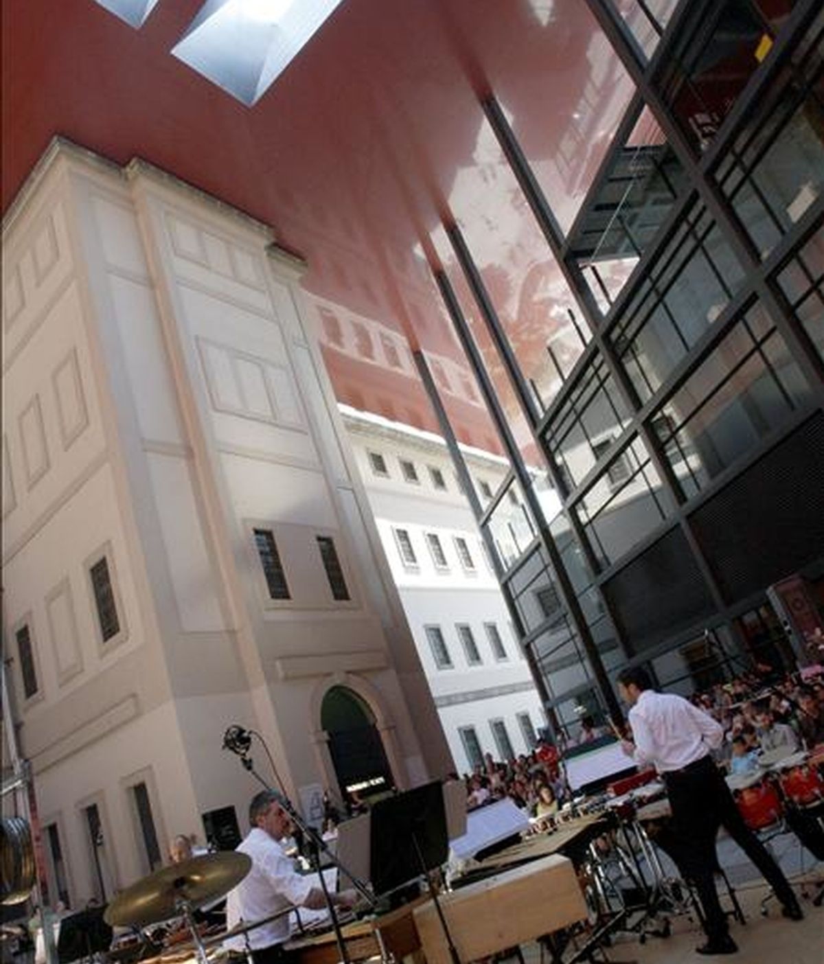 Representación del grupo Neopercusión, en el Patio Nouvel del Museo Nacional Centro de Arte Reina Sofía, con motivo de los actos programados del Día de la Música. EFE
