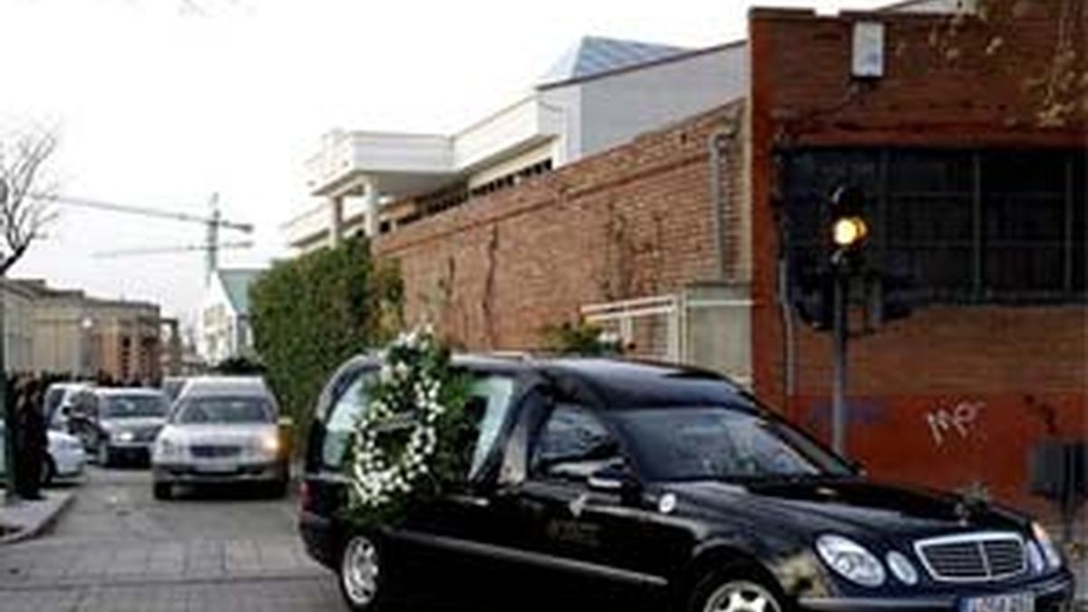 Imagen de uno de los coches fúnebres que trasladaron los restos mortales de dos hermanos, un niño de 9 años y una niña de 11, hallados muertos en un domicilio de Valladolid. Foto: EFE