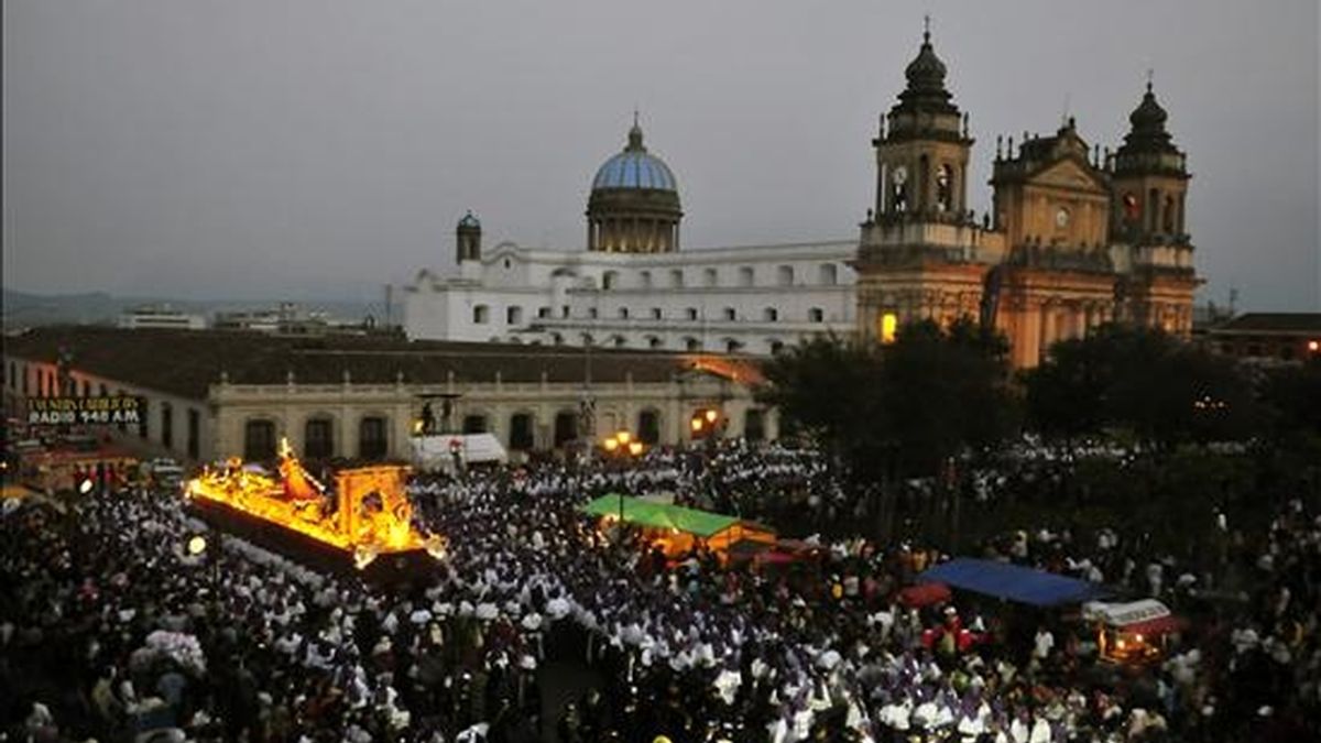 Esta es la primera vez en la historia de la Semana Santa en Guatemala que se realiza concretamente una procesión penitencial para rechazar la violencia que ha enlutado a miles de hogares guatemaltecos y para rezar por la paz. EFE