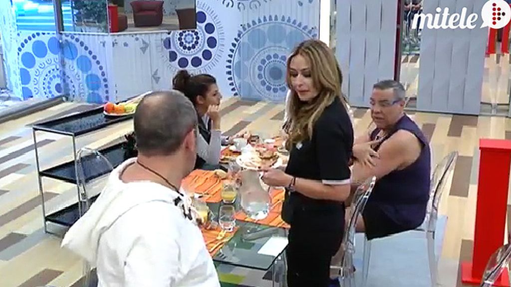 Ylenia vierte el zumo por mirarse al espejo y Aguasantas pide un médico