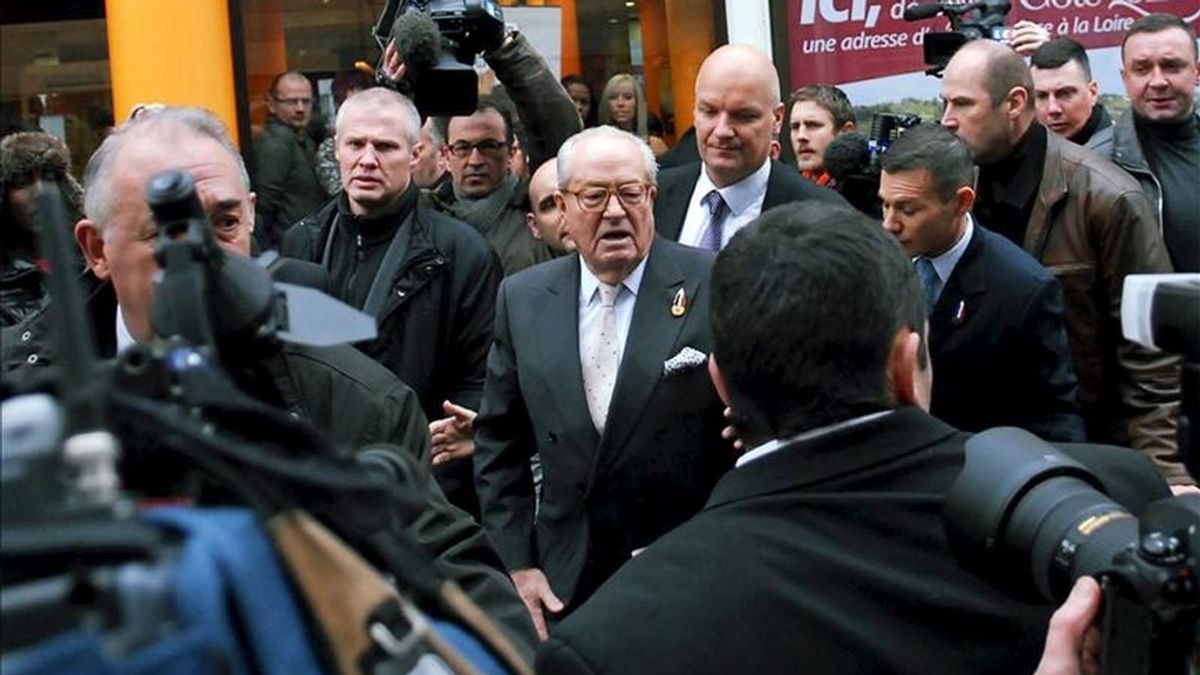 El presidente saliente del Frente Nacional (FN), Jean-Marie Le Pen, (c), a su llegada al congreso previsto para elegir a su sucesor, hoy en Tours. EFE