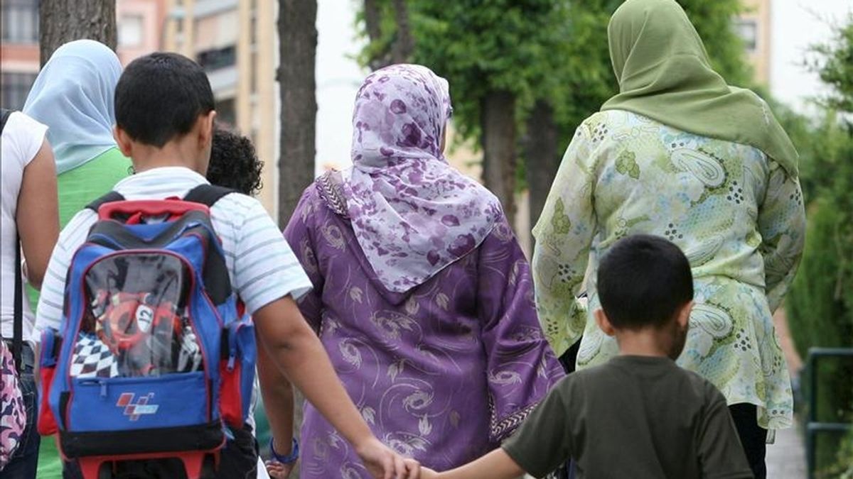 Mujeres con velo transitan por una calle de Tarragona poco antes del Pleno del Ayuntamiento de la ciudad, que debatirá el uso del burka y el nikab en espacios públicos. EFE/Archivo