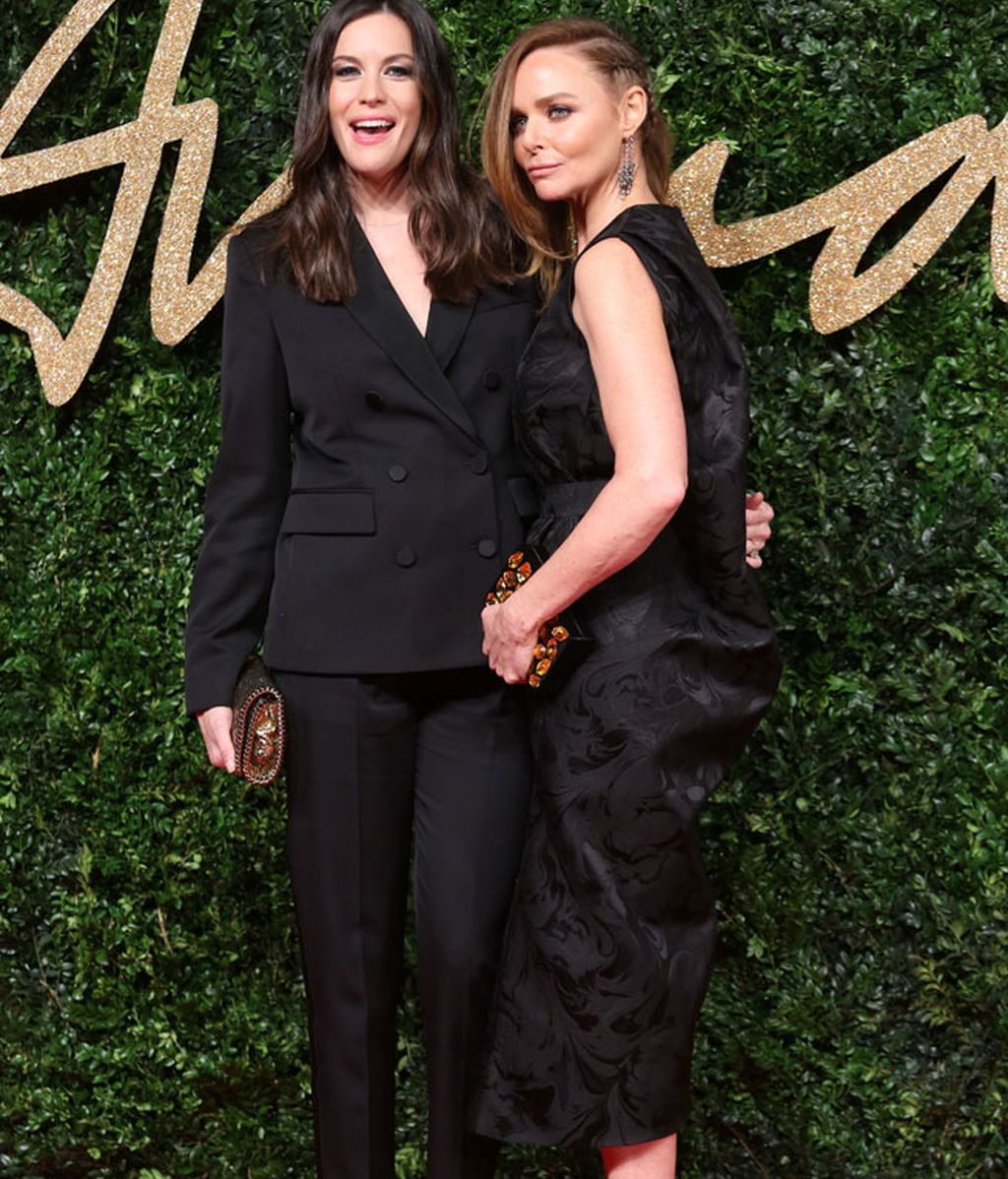Stella McCartney, 'Marca del Año', posa con Liv Tyler