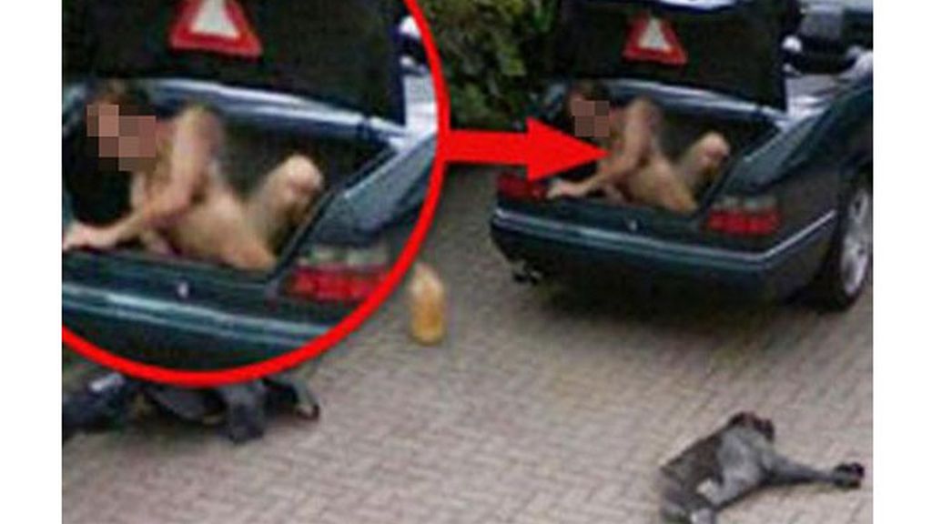 Mecánico alemán arregla la caja de bolas