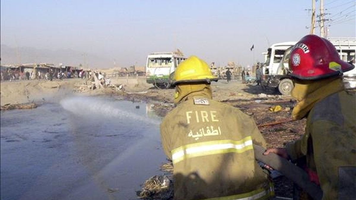 Bomberos afganos reducen el fuego provocado por un atentado suicida cometido el 18 de diciembre de 2010, en el distrito de Dand, Kandahar (Afganistán). EFE/Archivo Bomberos afganos reducen el fuego provocado por un atentado suicida cometido el 18 de diciembre de 2010, en el distrito de Dand, Kandahar (Afganistán). EFE/Archivo
