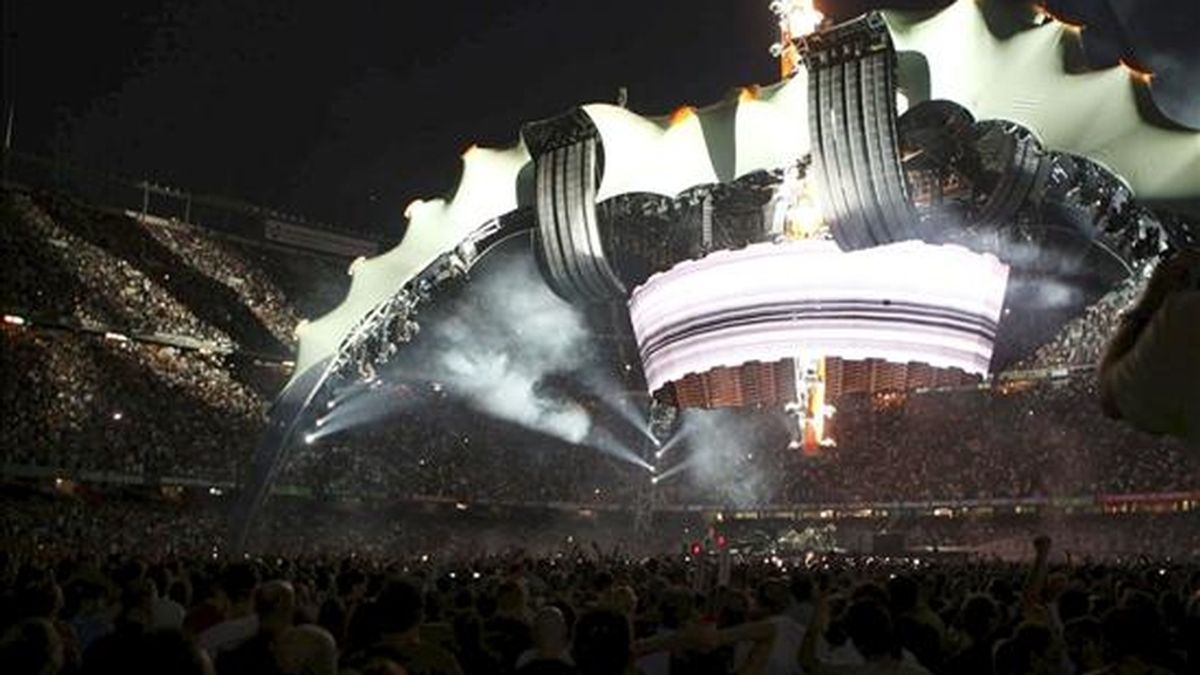 La banda irlandesa U2 aterriza en el estadio Camp Nou de Barcelona con su gigantesca nave espacial ante más de 90.000 'terrícolas' entregados a la causa de Bono y los suyos. Vídeo: Informativos Telecinco.