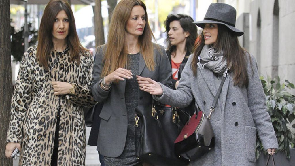 Paula Echevarría, sombrero y abrigo gris para una tarde de compras con amigas