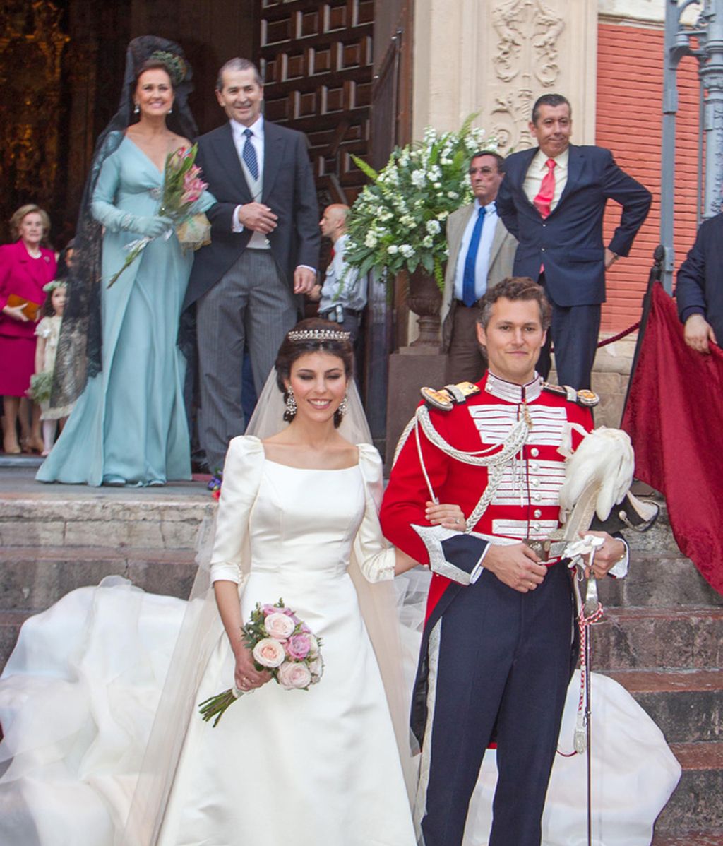 Los recién casados a la salida de la iglesia