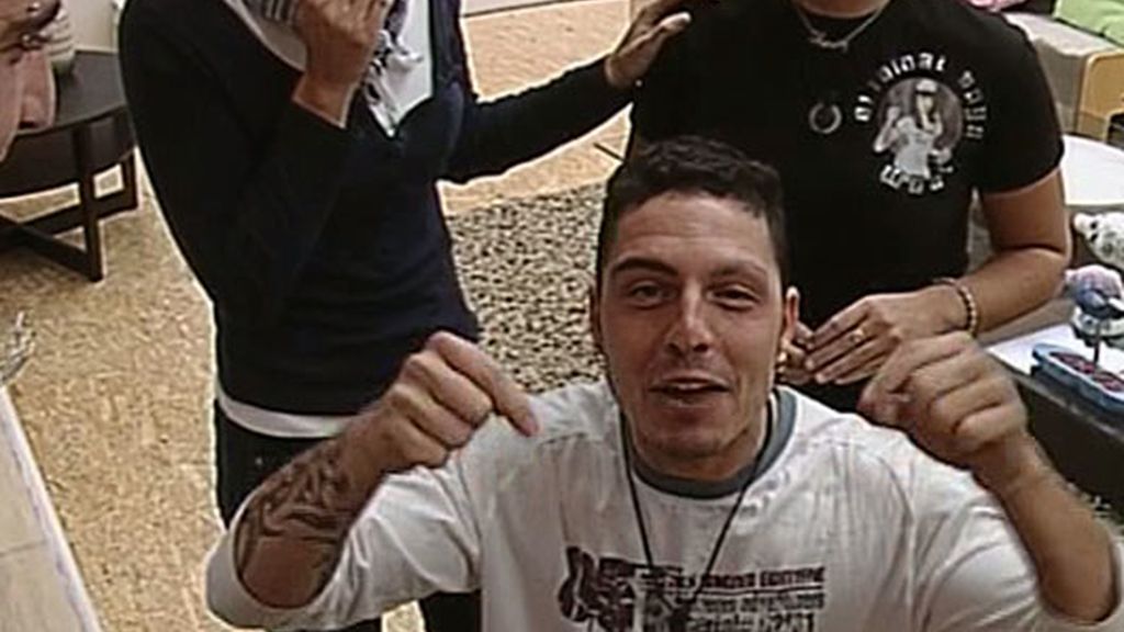 Toscano se depila una ceja
