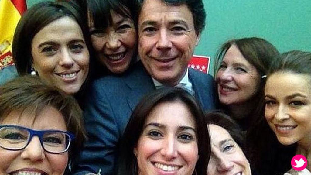 El selfie con famosas del presidente de la Comunidad de Madrid, Ignacio González
