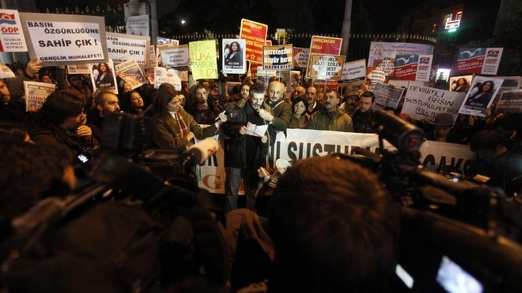 Concentración de periodistas en Turquía para protestar por la detención de decenas de compañeros
