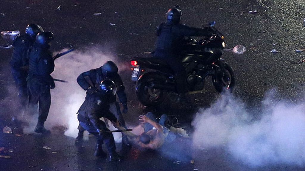 Lluvia de golpes y de piedras en la Plaza del Obelisco