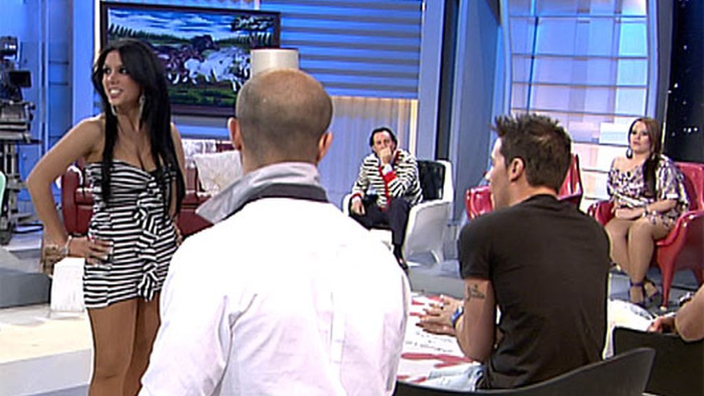 Silvia Sicilia se sienta en el trono