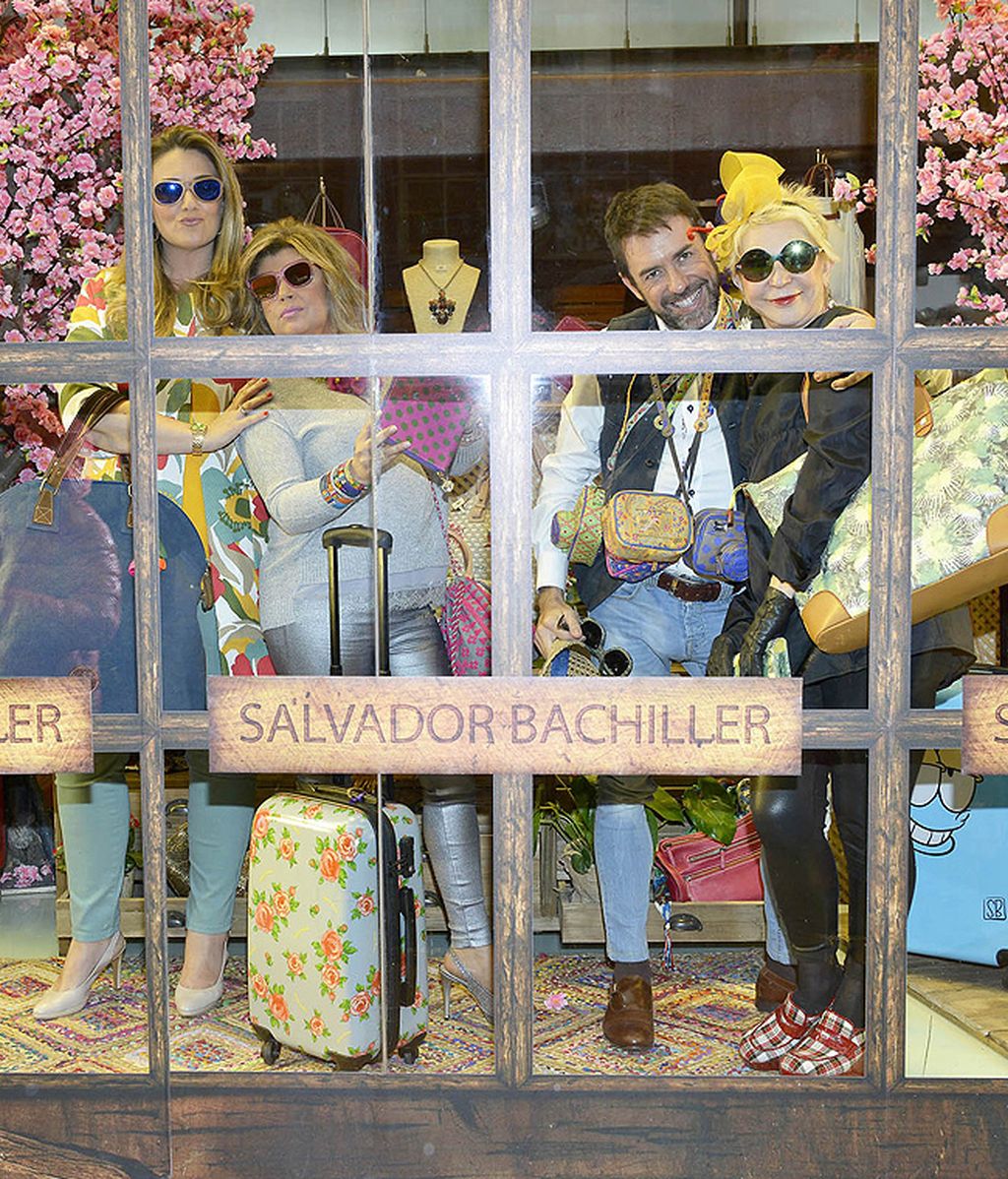 Los colaboradores posan en el escaparate de Salvador Bachiller