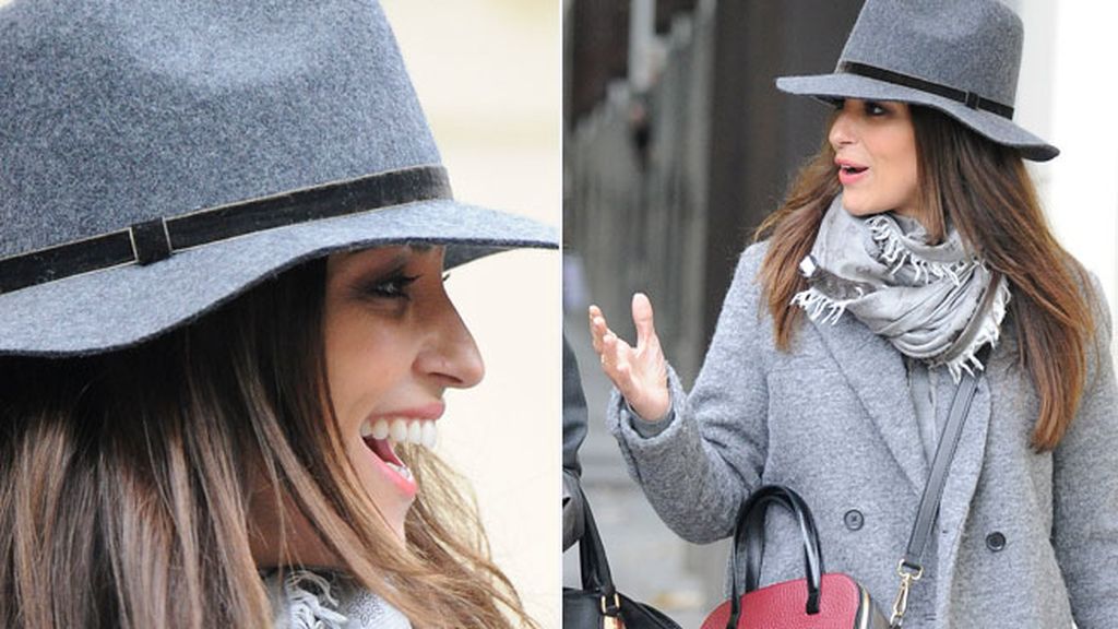 Paula Echevarría, sombrero y abrigo gris para una tarde de compras con amigas