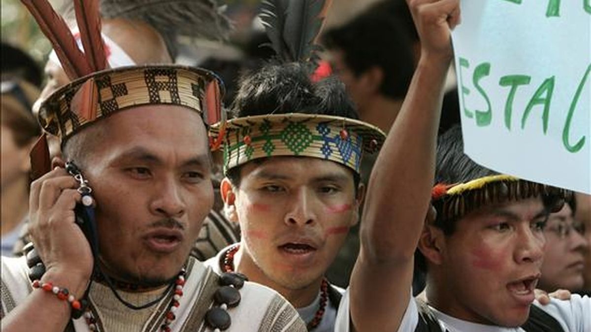 Manifestantes indígenas amazónicos participan este jueves durante una multitudinaria marcha que pretendía llegar al Congreso, en el centro de Lima, en solidaridad con los pueblos amazónicos que reclaman la derogatoria de un paquete de leyes. EFE
