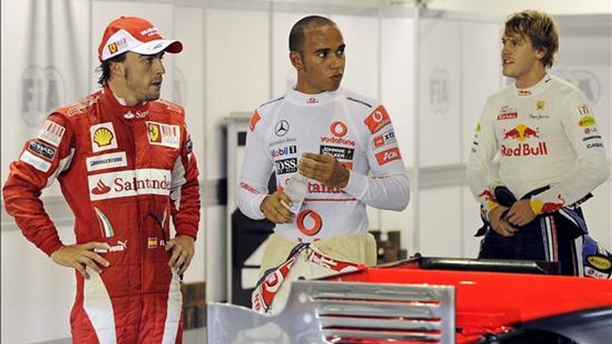 El piloto español Fernando Alonso (izq), de Ferrari; el alemán Sebastian Vettel (dcha), de Red Bull; y el británico Lewis Hamilton (c), de McLaren, tras acabar en primera, segunda y tercera posición, respectivamente, en la sesión de clasificación para el Gran Premio de Singapur de Fórmula Uno disputada en el circuito urbano de Marina Bay en Singapur. El Gran Premio de Singapur se celebrará en la noche de mañana. EFE El piloto español Fernando Alonso (izq), de Ferrari; el alemán Sebastian Vettel (dcha), de Red Bull; y el británico Lewis Hamilton (c), de McLaren, tras acabar en primera, segunda y tercera posición, respectivamente, en la sesión de clasificación para el Gran Premio de Singapur de Fórmula Uno disputada en el circuito urbano de Marina Bay en Singapur. El Gran Premio de Singapur se celebrará en la noche de mañana. EFE