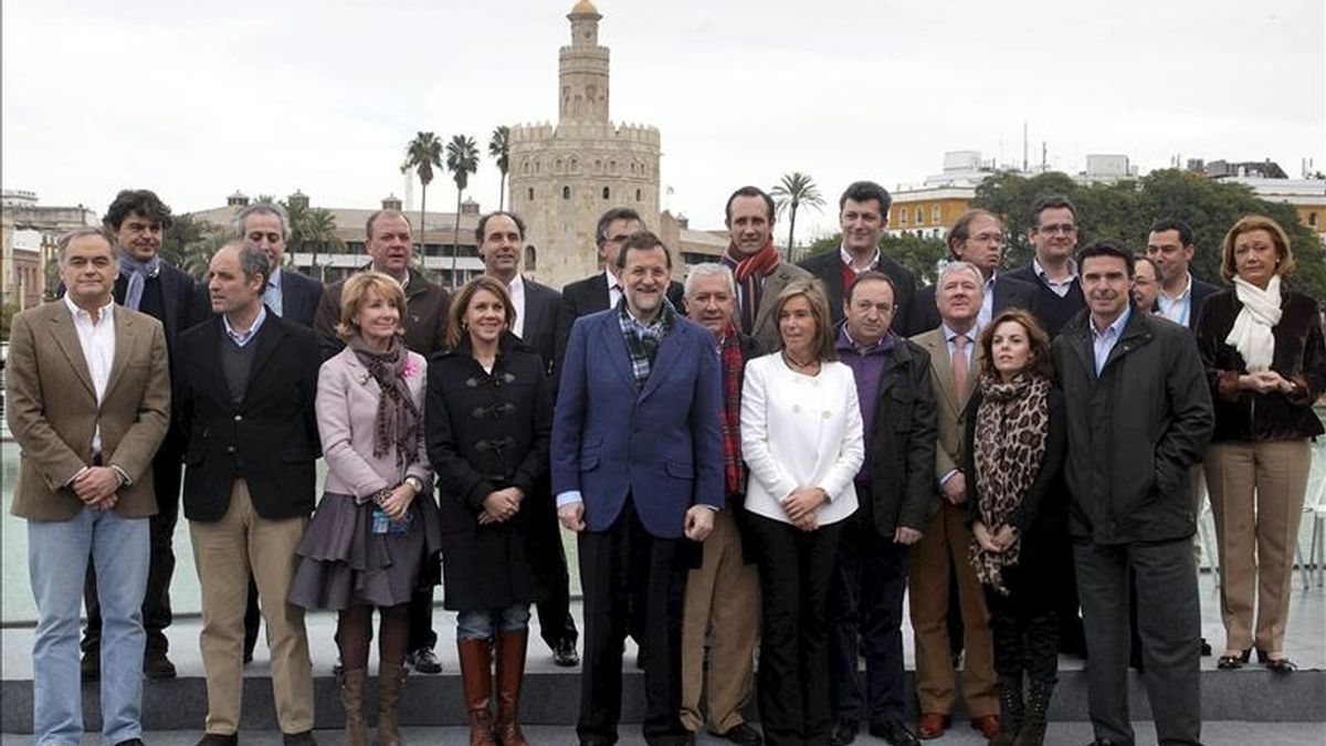 Fotografía facilitada por el PP de su presidente nacional, Mariano Rajoy (c), y la secretaria general, María Dolores De Cospedal (4i) entre otros dirigentes, posando junto a los presidentes de las comunidades autónomas gobernadas por el PP antes del almuerzo celebrado durante la segunda jornada de la Convención Nacional del partido en Sevilla. EFE