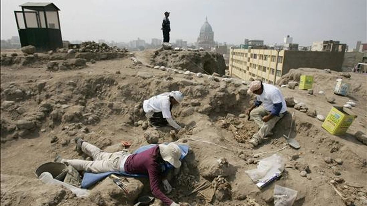 Fotografía del pasado 13 de abril que muestra a un grupo de arqueólogos trabajando en la "huaca" Huantille en Lima (Perú). EFE