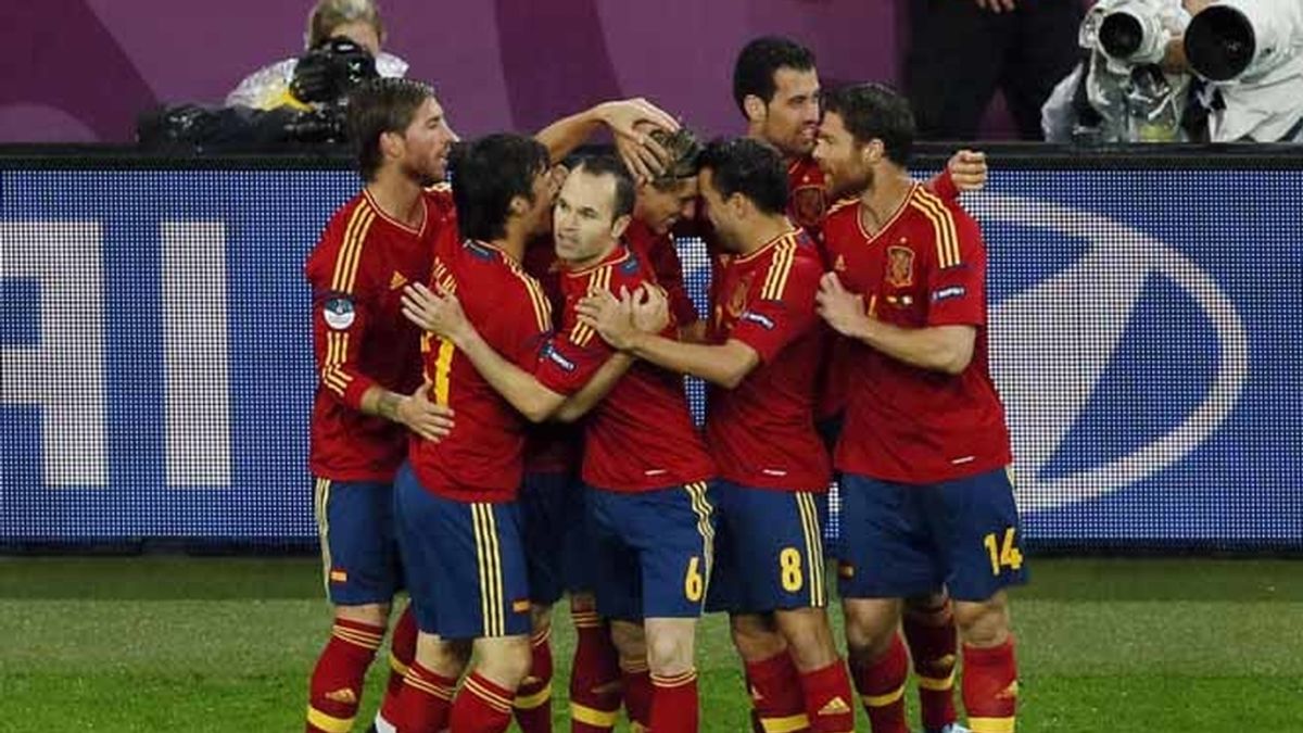 La Roja celebra el gol de Torres