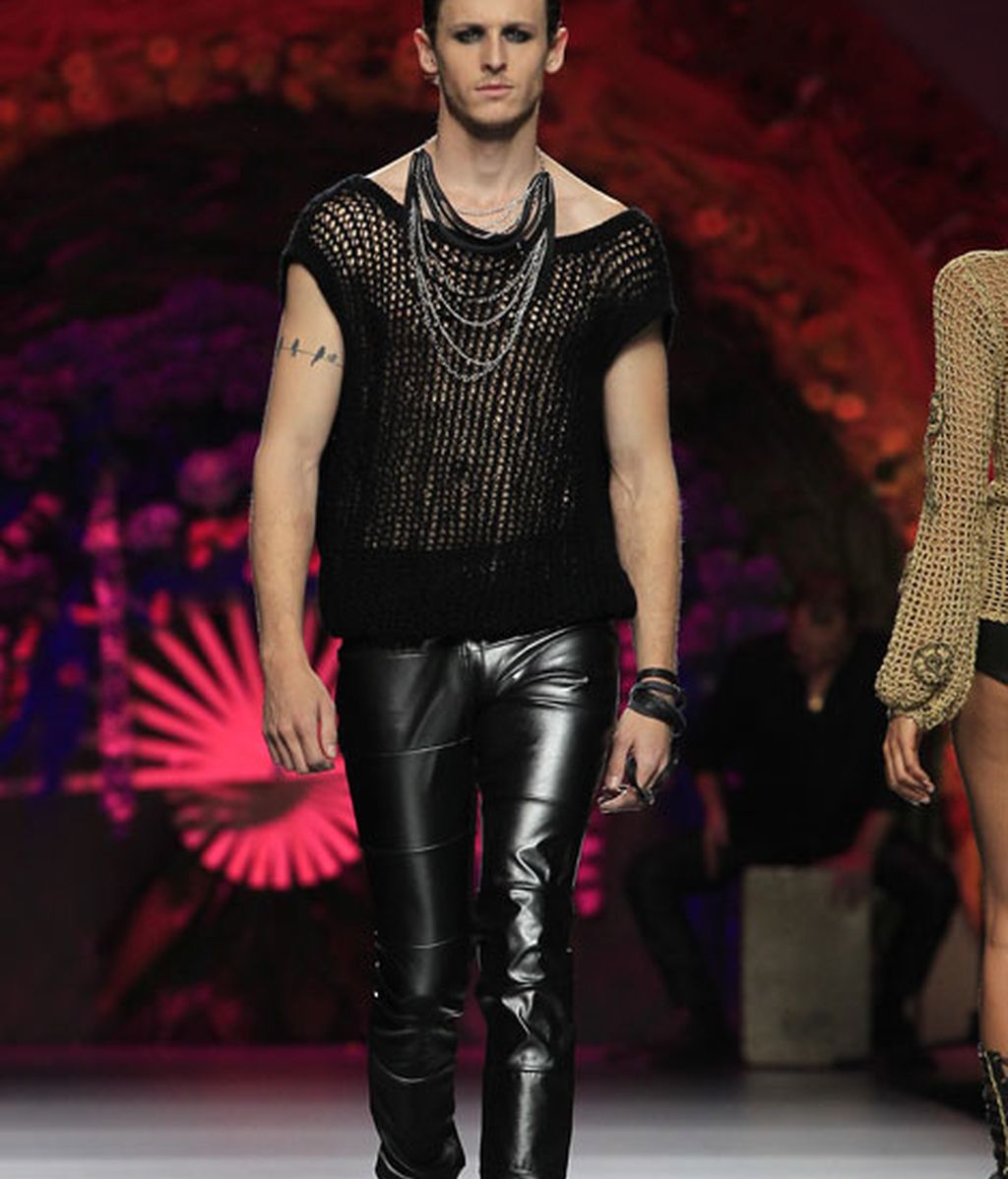 Una pasarela llena de flores y color