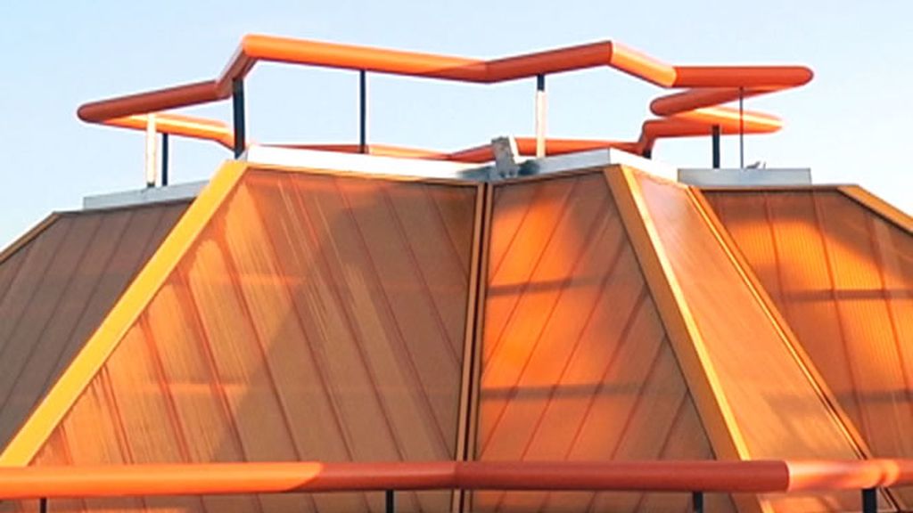 Edificio muy característico por sus tonos anaranjados