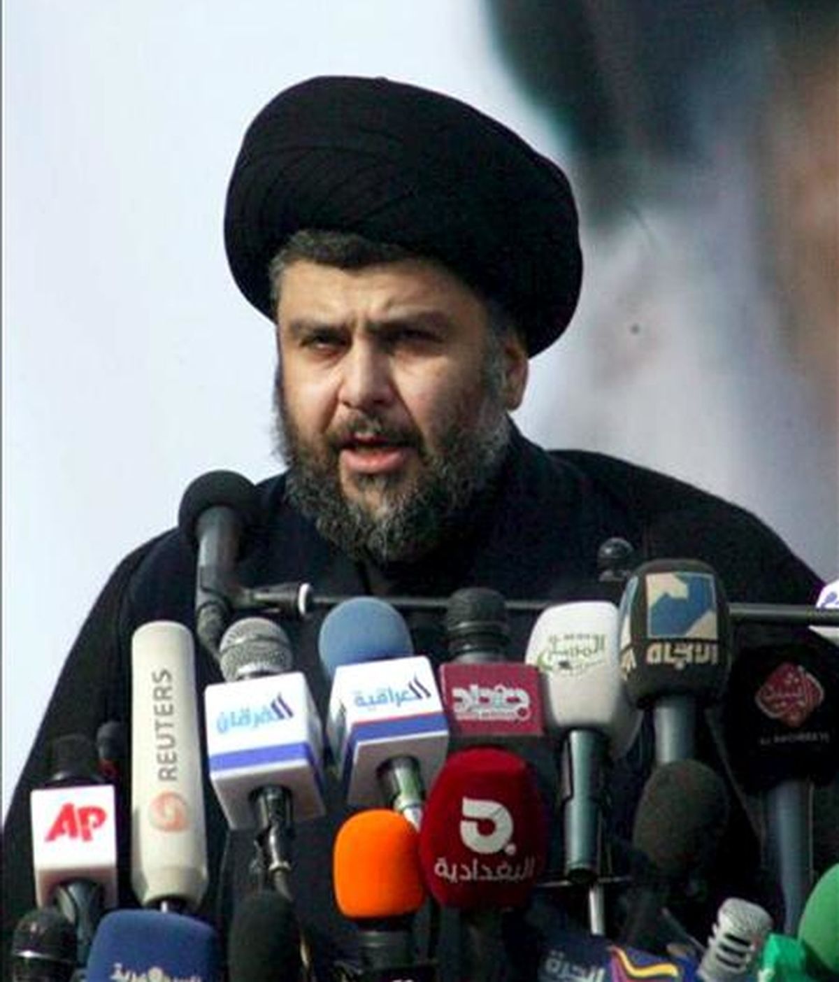 El influyente clérigo radical chií Muqtada al Sadr ofrece un discruso a sus seguidores durante una manifestación en Nayaf (Irak) hoy, 8 de enero de 2011. Sadr instó hoy al Gobierno iraquí a "buscar la salida del ocupante" en su primer discurso tras su regreso hace tres días a Irak después de más de tres años de exilio voluntario en Irán. EFE