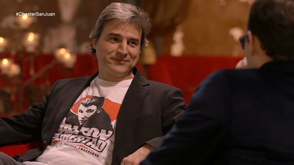 El actor se sienta en el chester