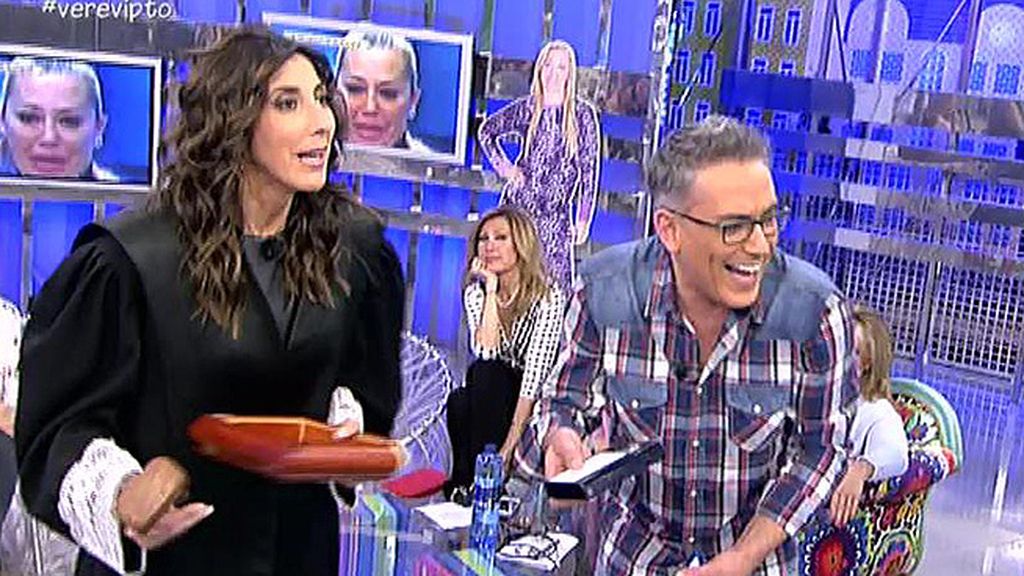 Lydia Lozano y Chelo Gª Cortés aprovechan para bailar un 'chuminero'