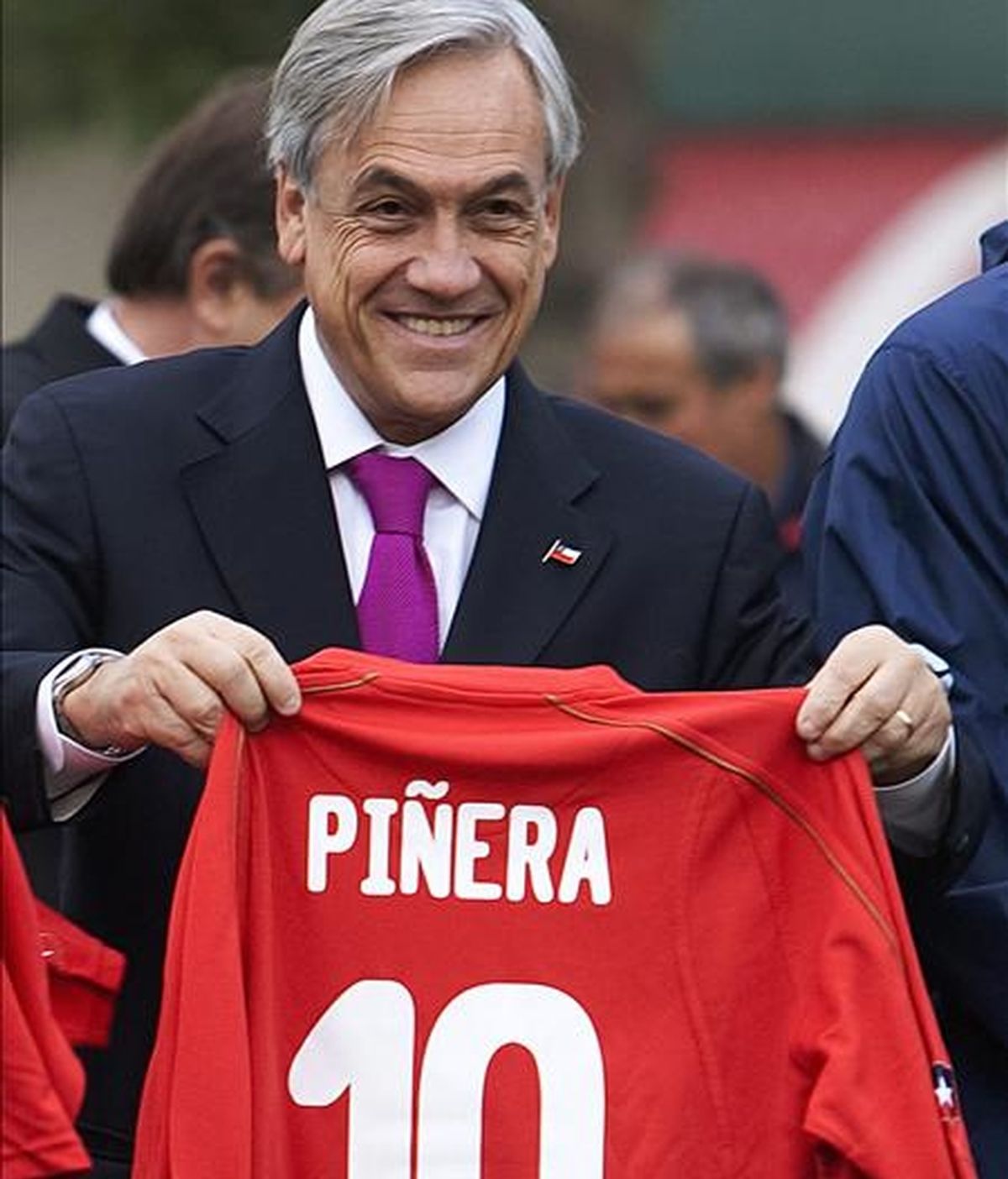 El presidente chileno, Sebastián Piñera recibe el pasado 3 de junio, una camiseta de la selección chilena de parte de los miembros del equipo. EFE/Archivo