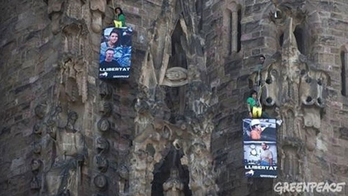 Activistas de Greenpeace se cuelgan en la Sagrada Familia