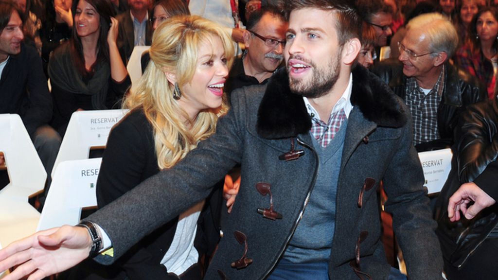 Gerard Piqué se lleva a Shakira a la presentación del libro de su padre