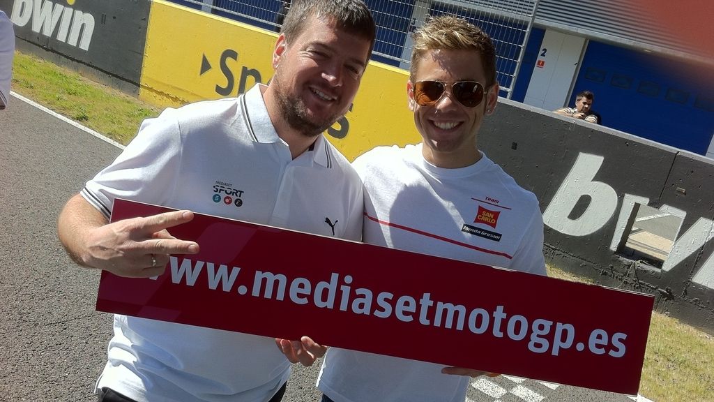 Mela Chércoles junto a Álvaro Bautista en la parrilla de salida