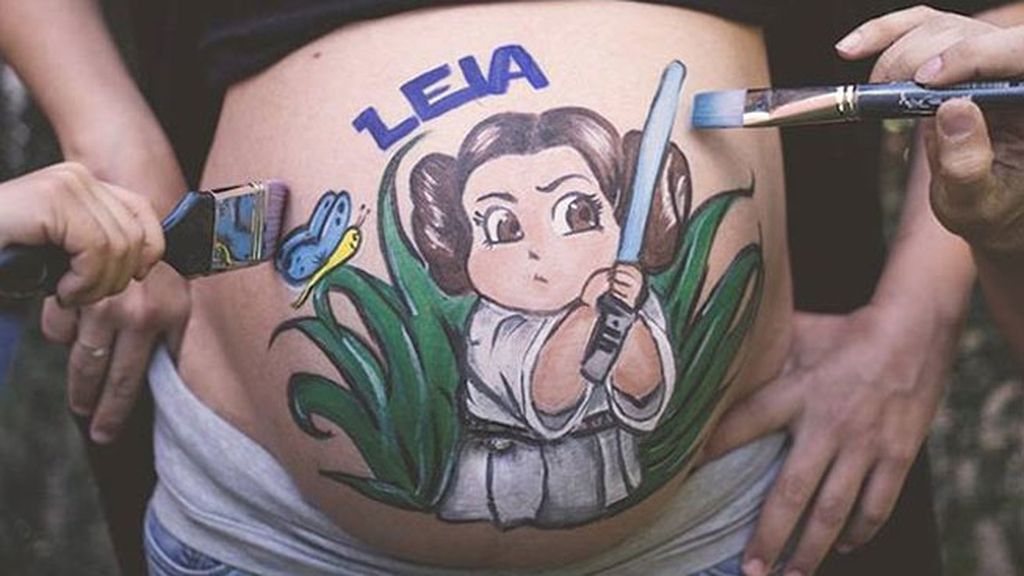 Dibujos personalizados adornan temporalmente la piel de las futuras madres