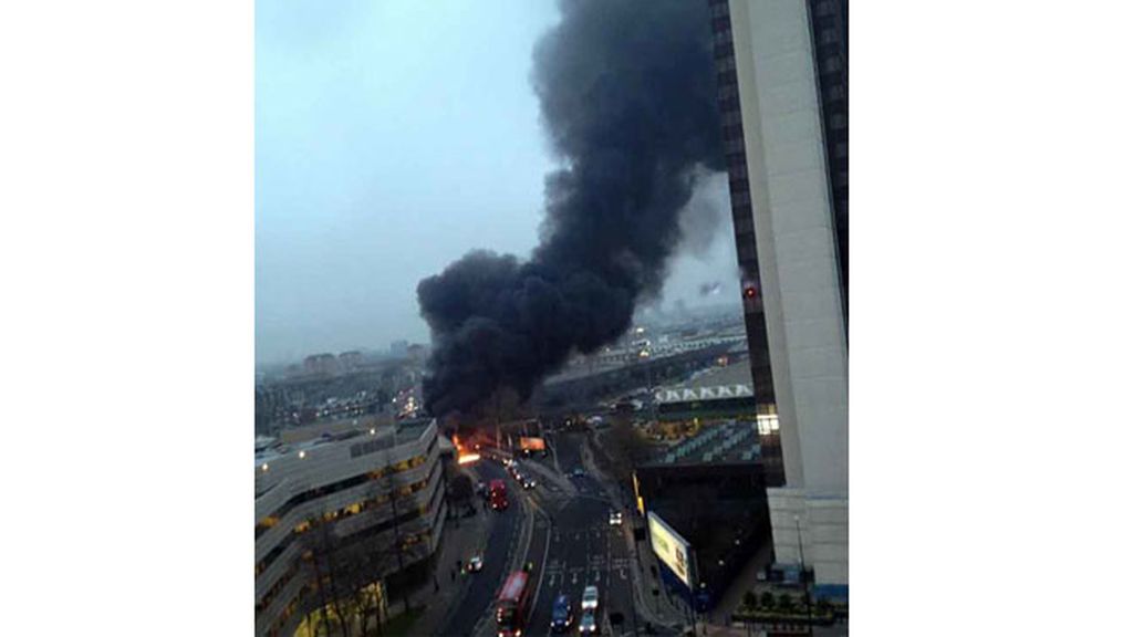 Dos muertos y once heridos al estrellarse un helicóptero en Londres