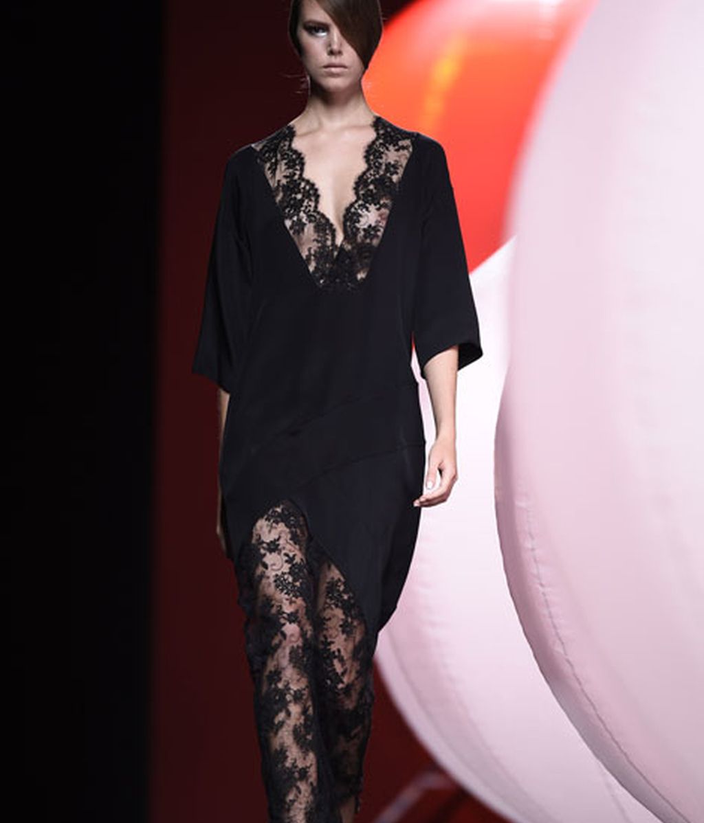 Bordados y drapeados rompen la geometría