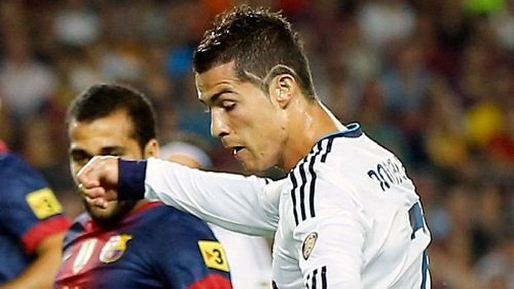 En el lateral, en el flequillo, doble raya...