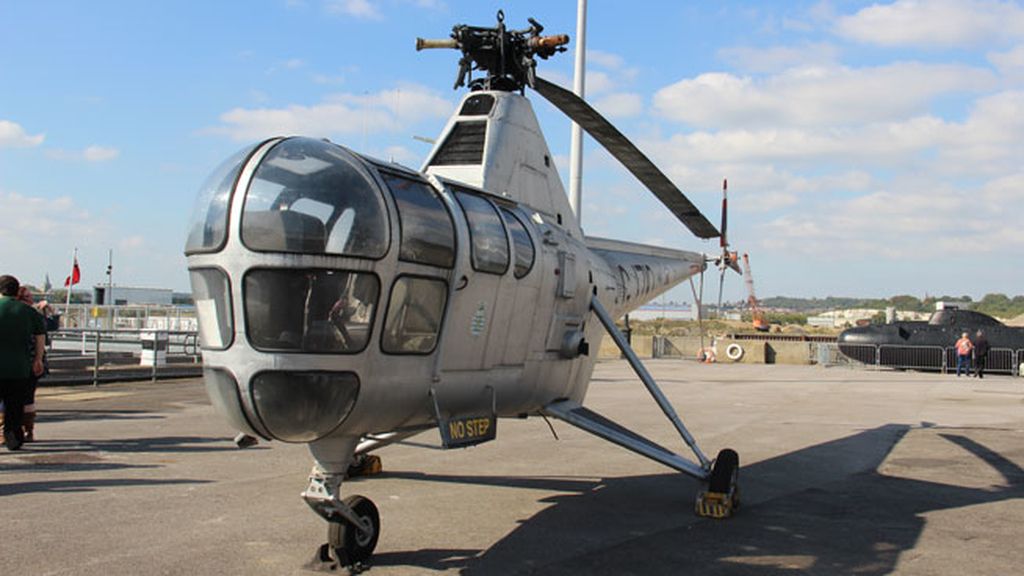 Un helicóptero naval digno del agente 007